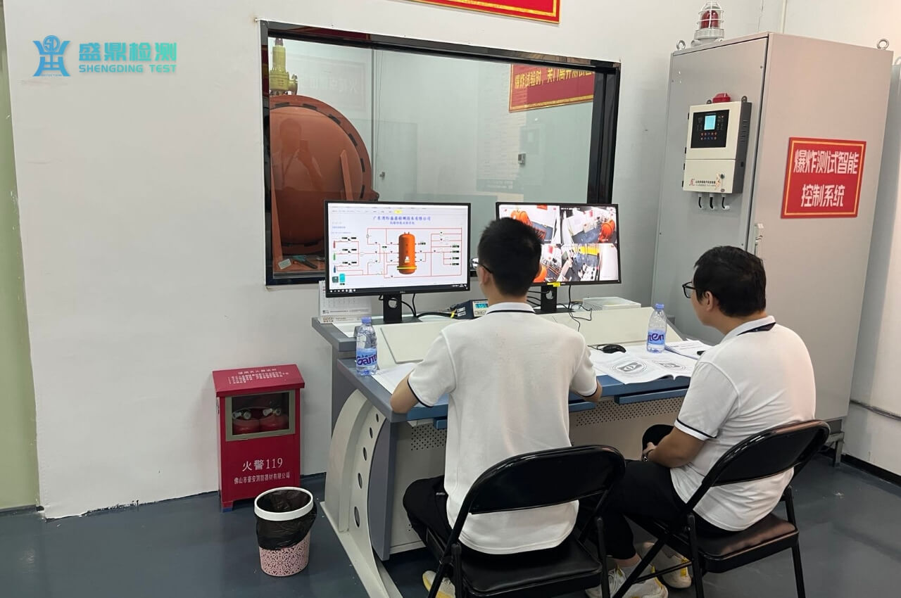 工程师正在实验室做型式试验